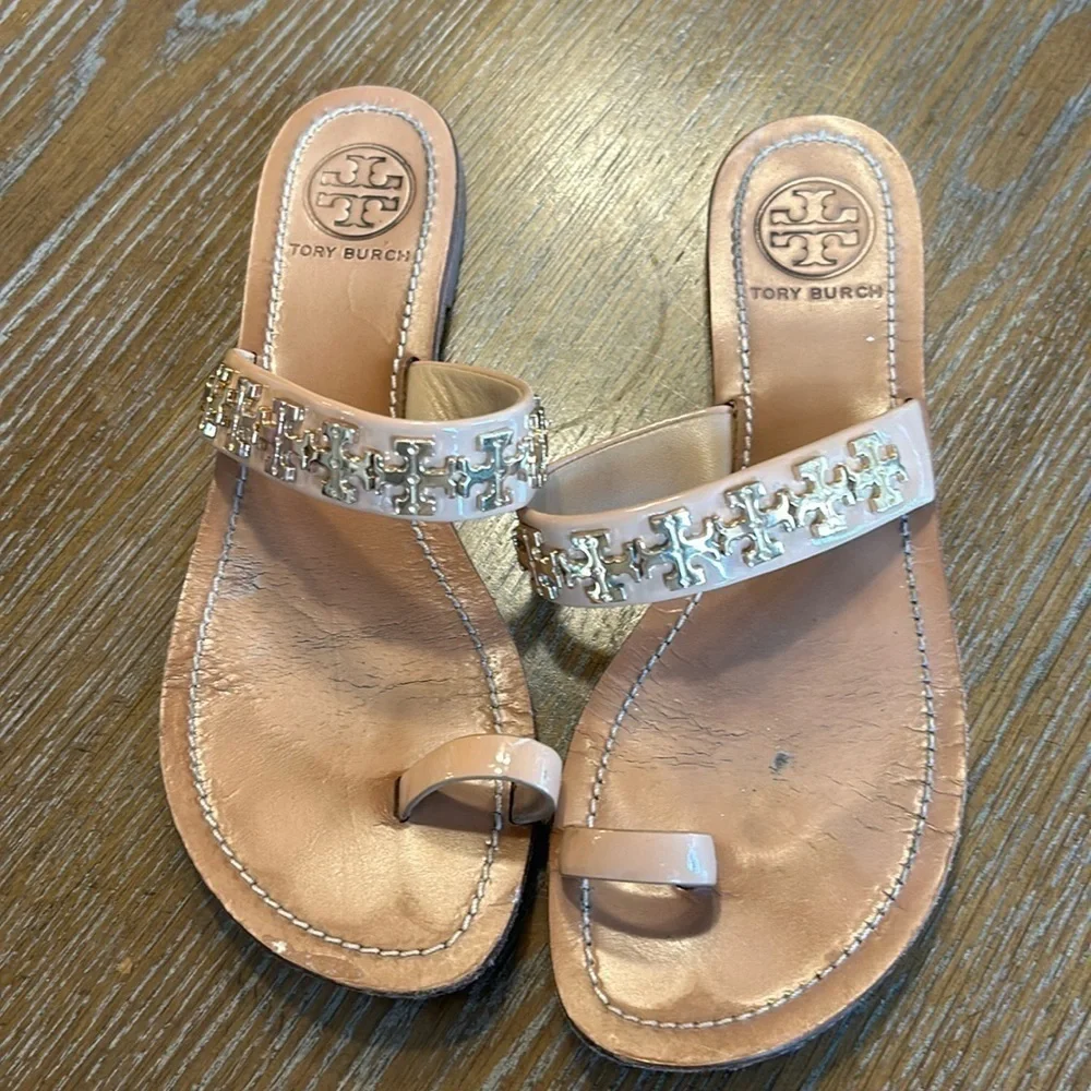 EUC Tory Burch Val Patent Leather Nude Toe Ring Sandal Size 7 1/2